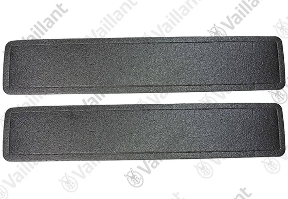 Vaillant Dichtungen, zwei längliche, schwarze Filterhalter-Dichtungen, geeignet für bestimmte Modelle von recoVAIR, ohne weitere spezifische Angaben im Bild.